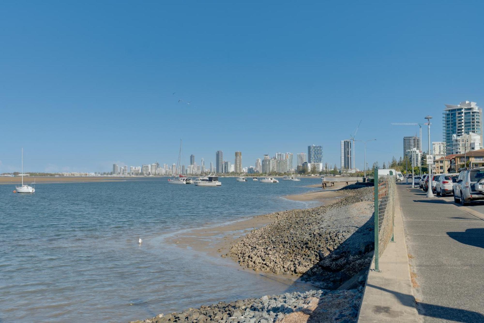 2b Broadwater Views In Labrador * Gold Coast